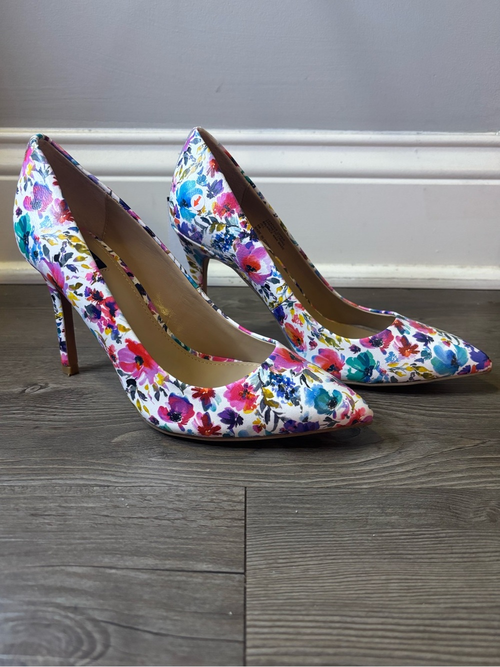 G.I.L.I. White Floral Pointed-Toe Stiletto Pumps